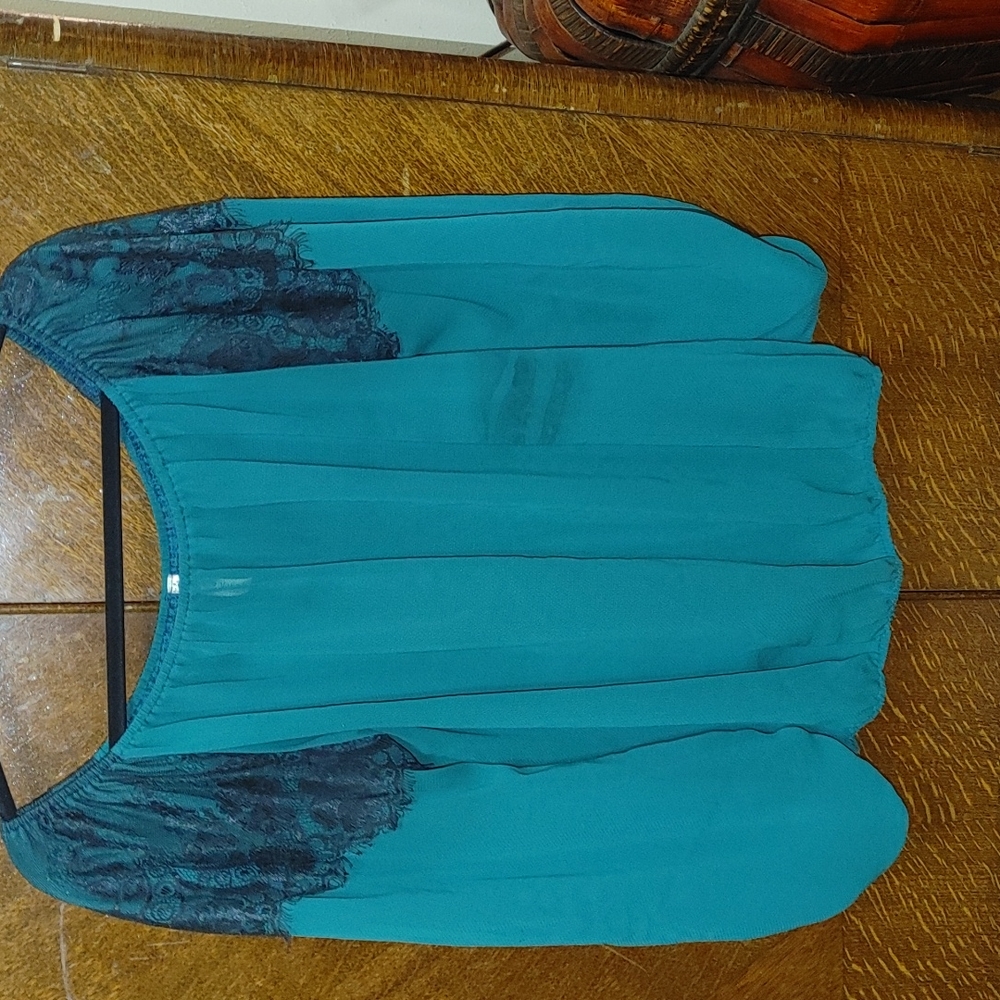 YAHADA size L green with black lace applique